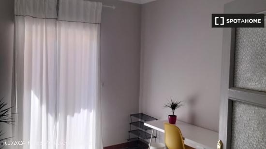 Se alquila habitación en piso de 4 dormitorios en Sant Blai, Alicante - ALICANTE