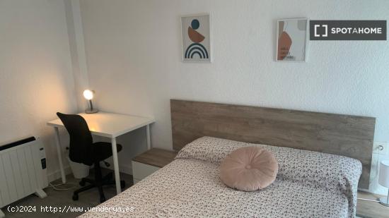 Se alquila habitación en piso de 4 dormitorios en Delicias, Zaragoza - ZARAGOZA