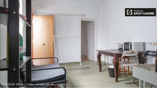 Se alquila habitación en apartamento de 3 dormitorios en Madrid - MADRID