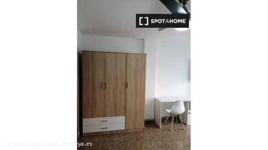 Se alquila habitación en piso de 5 dormitorios en Valencia - VALENCIA