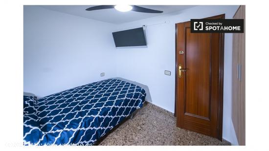 Se alquila habitación en piso de 5 dormitorios en Valencia - VALENCIA