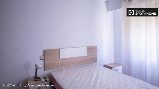 Se alquila habitación en piso de 5 dormitorios en Valencia - VALENCIA