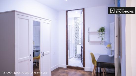 Se alquila habitación en piso de 8 habitaciones en Valencia - VALENCIA