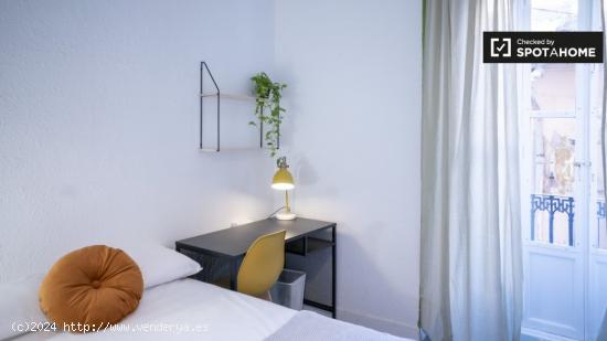 Se alquila habitación en piso de 8 habitaciones en Valencia - VALENCIA