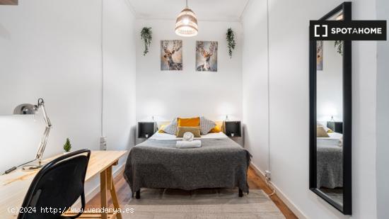 Dormitorio en piso compartido de 4 dormitorios en Barcelona - BARCELONA