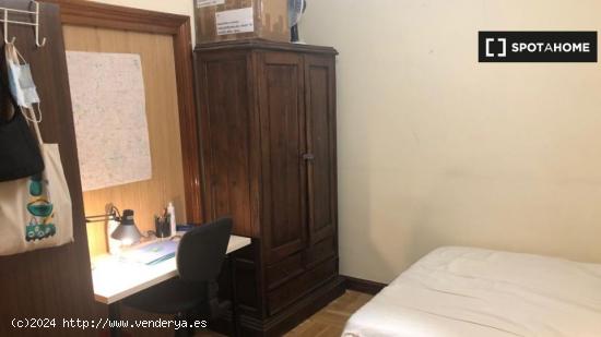 Cómoda habitación en alquiler en apartamento de 5 dormitorios en Chamberi - MADRID