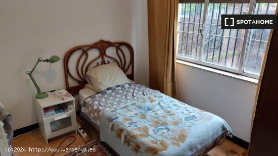 Alojamiento con ventana a la calle en apartamento de 5 casas, Heliópolis - SEVILLA