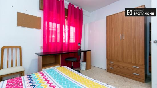 Cómoda habitación en alquiler en un apartamento de 4 dormitorios en Centro - GRANADA