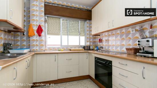 Cómoda habitación en alquiler en un apartamento de 4 dormitorios en Centro - GRANADA