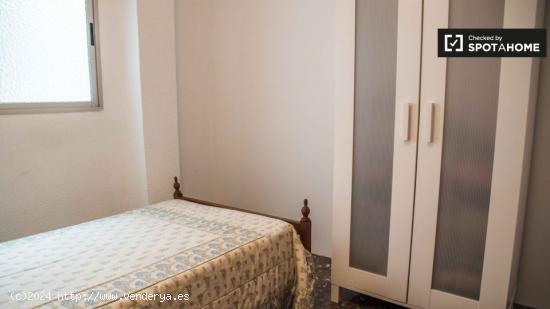 Se alquila habitación amueblada en un apartamento de 7 dormitorios en Quatre Carreres - VALENCIA