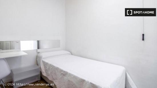 Habitación en apartamento de 3 dormitorios en El Raval - BARCELONA