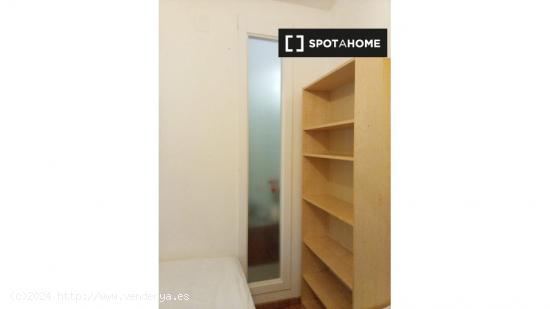 Habitación luminosa en apartamento de 4 dormitorios en Rios Rosas, Madrid - MADRID