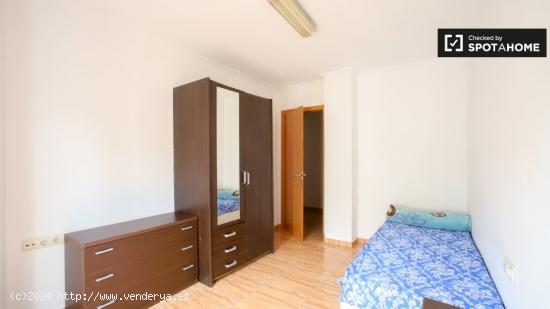 Acogedora habitación en alquiler en apartamento de 5 dormitorios en Quatre Carreres - VALENCIA