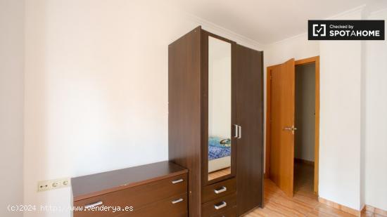 Acogedora habitación en alquiler en apartamento de 5 dormitorios en Quatre Carreres - VALENCIA