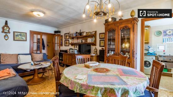 Gran habitación en alquiler en apartamento de 4 dormitorios en La Saïdia - VALENCIA