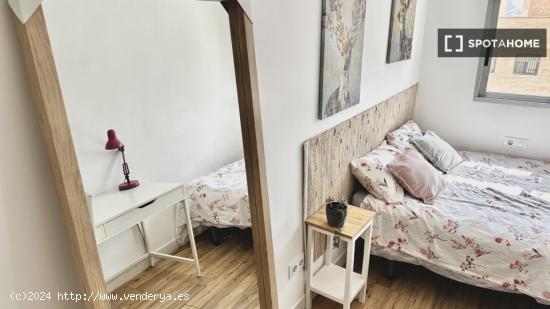 Amplia habitación en apartamento de 5 dormitorios en Algirós - VALENCIA