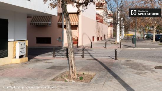 Piso de 4 dormitorios en alquiler en Barriada De La Paz, Granada - GRANADA