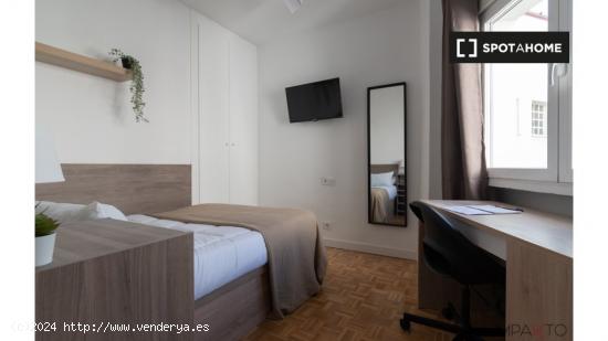 ¡Habitaciones en alquiler en un apartamento de 6 habitaciones en Madrid! - MADRID