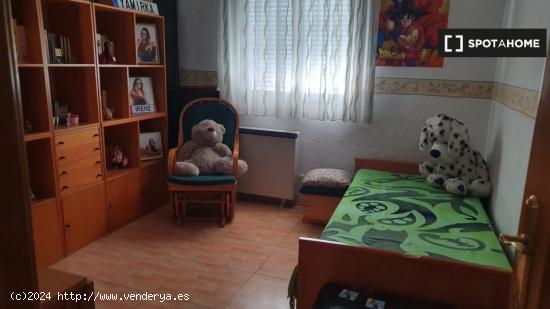 Se alquilan habitaciones para mujeres en piso de 2 dormitorios en Casco Histórico De Vallecas - MAD