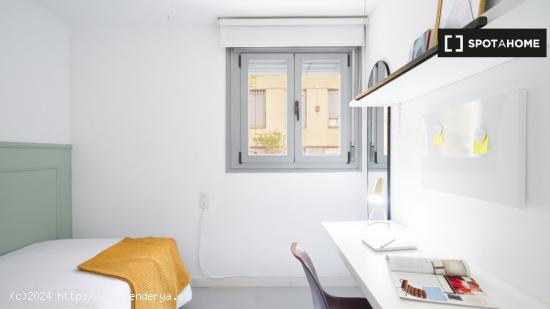 Se alquila habitación en residencia en Madrid - MADRID