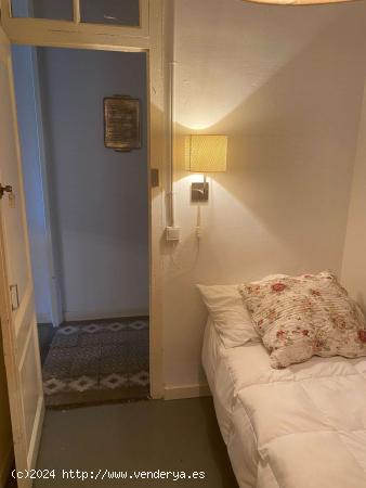  Se alquila habitación en apartamento de 2 dormitorios en Barcelona - BARCELONA 