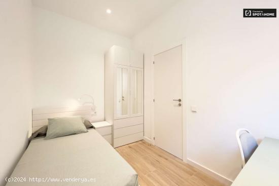 Habitaciones para mujeres en alquiler en piso de 5 habitaciones en La Sagrada Família - BARCELONA