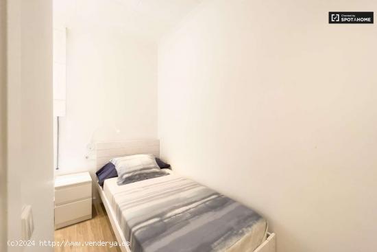 Habitaciones para mujeres en alquiler en piso de 5 habitaciones en La Sagrada Família - BARCELONA