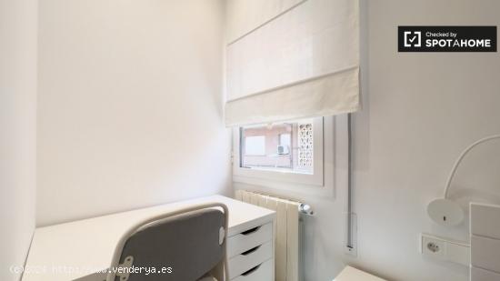 Habitaciones para mujeres en alquiler en piso de 5 habitaciones en La Sagrada Família - BARCELONA