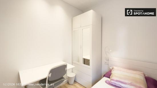 Habitaciones para mujeres en alquiler en piso de 5 habitaciones en La Sagrada Família - BARCELONA