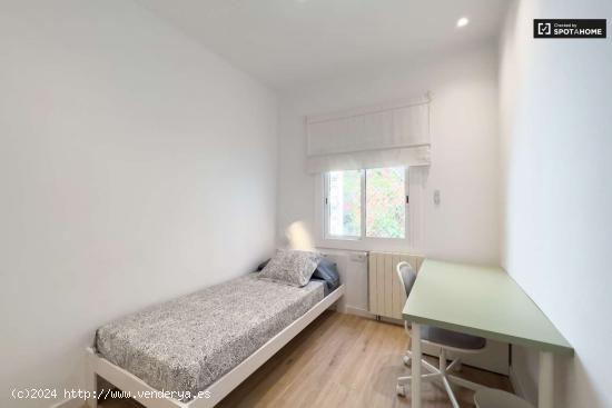 Habitaciones para mujeres en alquiler en piso de 5 habitaciones en La Sagrada Família - BARCELONA