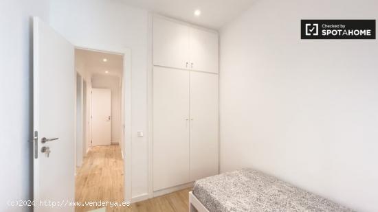 Habitaciones para mujeres en alquiler en piso de 5 habitaciones en La Sagrada Família - BARCELONA