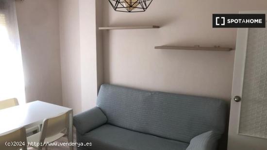 Se alquila habitación en piso de 4 dormitorios en Delicias, Zaragoza - ZARAGOZA