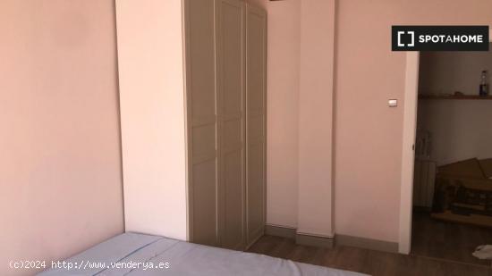 Se alquila habitación en piso de 4 dormitorios en Delicias, Zaragoza - ZARAGOZA