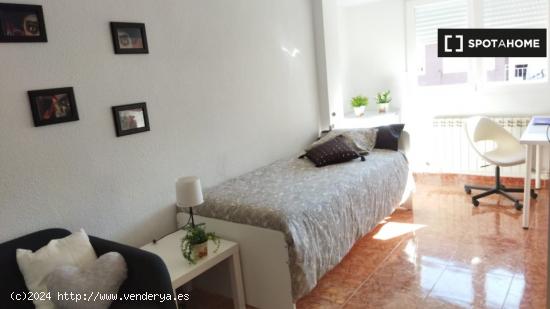 Alquiler de habitaciones en piso de 4 dormitorios en Zaragoza - ZARAGOZA