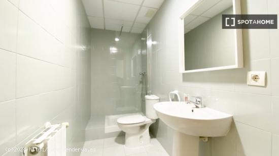 Habitación individual con baño privado y cocina compartida. Zaragoza - ZARAGOZA