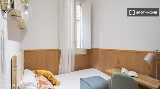 Se alquila habitación en apartamento de 3 dormitorios en Madrid - MADRID