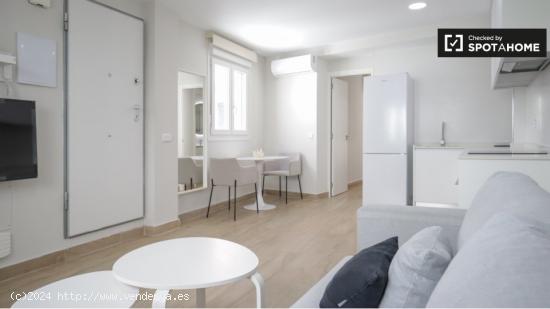 Apartamento de 1 dormitorio en alquiler en Valdeacederas, Madrid - MADRID