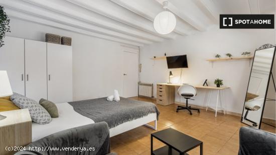 ¡Habitaciones en alquiler en un piso de 3 habitaciones en Barcelona! - BARCELONA