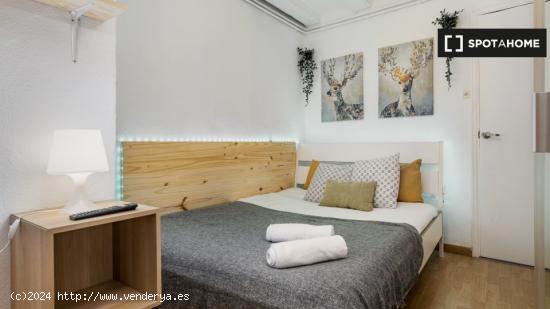 ¡Habitaciones en alquiler en un piso de 3 habitaciones en Barcelona! - BARCELONA