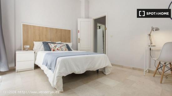 Elegante habitación con balcón en El Carmen - VALENCIA