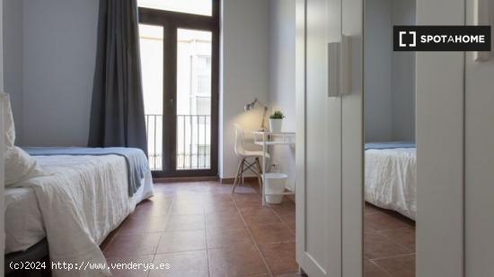 Luminosa habitación doble con balcón en Valencia - VALENCIA