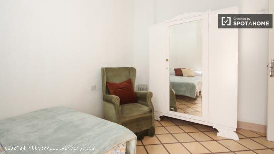 Habitación acogedora con amplio espacio de almacenamiento en el apartamento compartido, Ronda - GRA