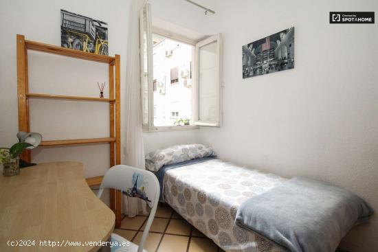  Habitación soleada con estantería en piso compartido, Ronda - GRANADA 