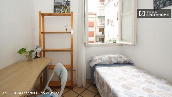 Habitación soleada con estantería en piso compartido, Ronda - GRANADA