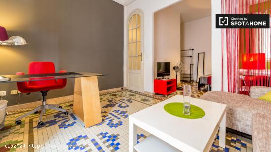 Se alquila habitación con escritorio en un apartamento de 3 dormitorios, Eixample - VALENCIA