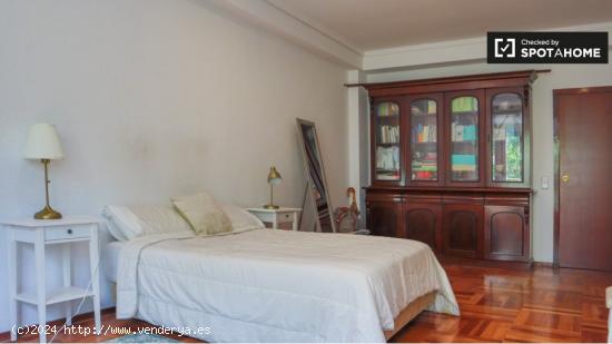 Habitación en apartamento de 7 dormitorios en Salamanca - MADRID