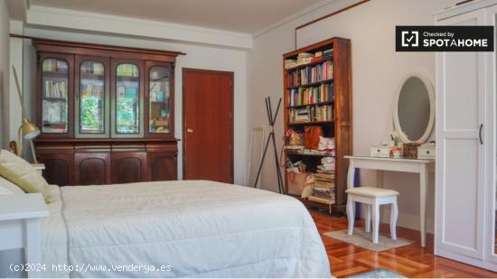 Habitación en apartamento de 7 dormitorios en Salamanca - MADRID