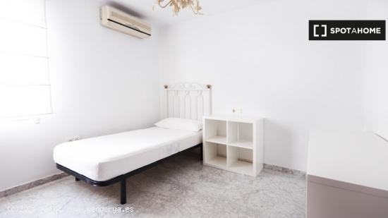 Habitación en piso compartido en Triana, Sevilla - SEVILLA