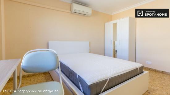 Habitación con baño en alquiler en un apartamento de 3 dormitorios, Benimaclet - VALENCIA