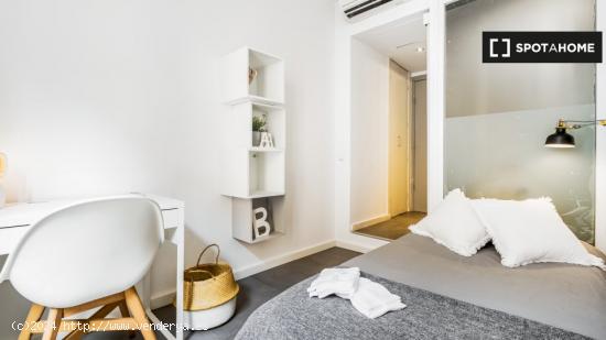 ¡Habitaciones en alquiler en un apartamento de 5 habitaciones en Barcelona! - BARCELONA